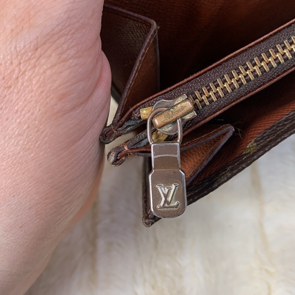 LV Monogram Emilie Continental Wallet - Picture 15 of 16
